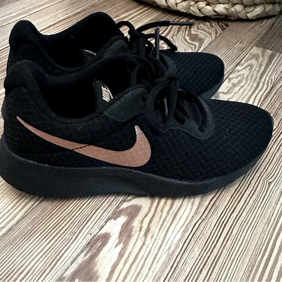 Black nike rose sales gold swoosh
